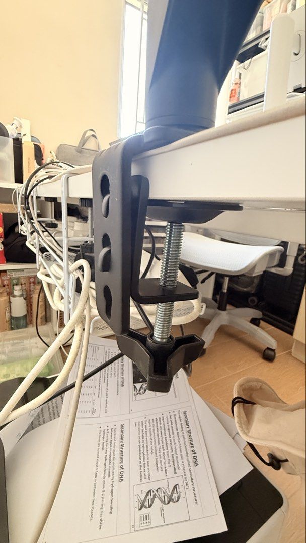 顯示器支臂 桌面夾式 升降調節 電腦Mon （分類：電子屏幕）位於 Hong Kong。 由 _misstong 提交（商品編號 1462615807，圖片 2）。簡介： 呢個顯示器支臂好穩陣，夾實枱面就得。可以上下左右前後咁調校個mon，打機睇戲都舒服啲。用咗唔係好耐，冇乜花痕。。