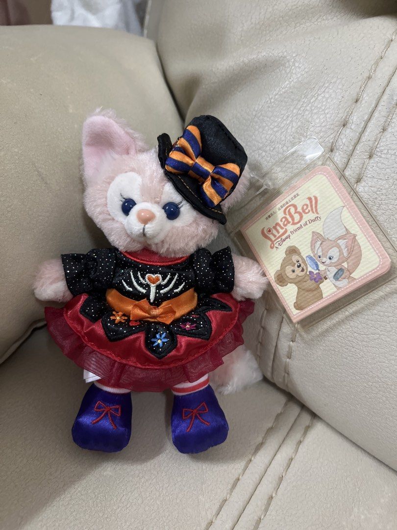 迪士尼 Duffy 朋友 Linabell 萬聖裝扮毛公仔 （分類：絨毛玩具）位於 Hong Kong。 由 aalleixce 提交（商品編號 1462617382，圖片 1）。簡介： 呢隻係 Linabell嘅萬聖限定款毛公仔，著住黑色小禮服同埋紅色紗裙，仲有頂小禮帽，好得意。個標籤仲喺度，啱晒鍾意迪士尼嘅朋友。 東鐵沿線交收。。