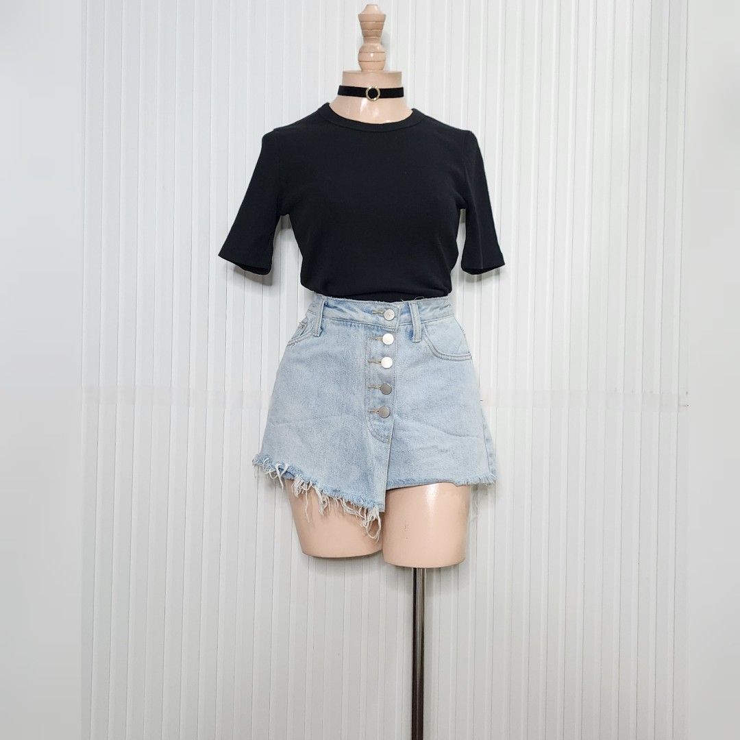 🍰 GU. 🍰 Black ribbed top 🍰 Medium (S on tag) 🍰 B: 35in 🍰 Stretchy 🍰 400php 🍰 (Category: Blouses) located in Paranaque City. Submitted by zunao_wearables (Listing ID 1462541621, Image 2). Description: 🍰 GU. 🍰 Black ribbed top 🍰 Medium (S on tag) 🍰 B: 35in 🍰 Stretchy 🍰 400php 🍰.