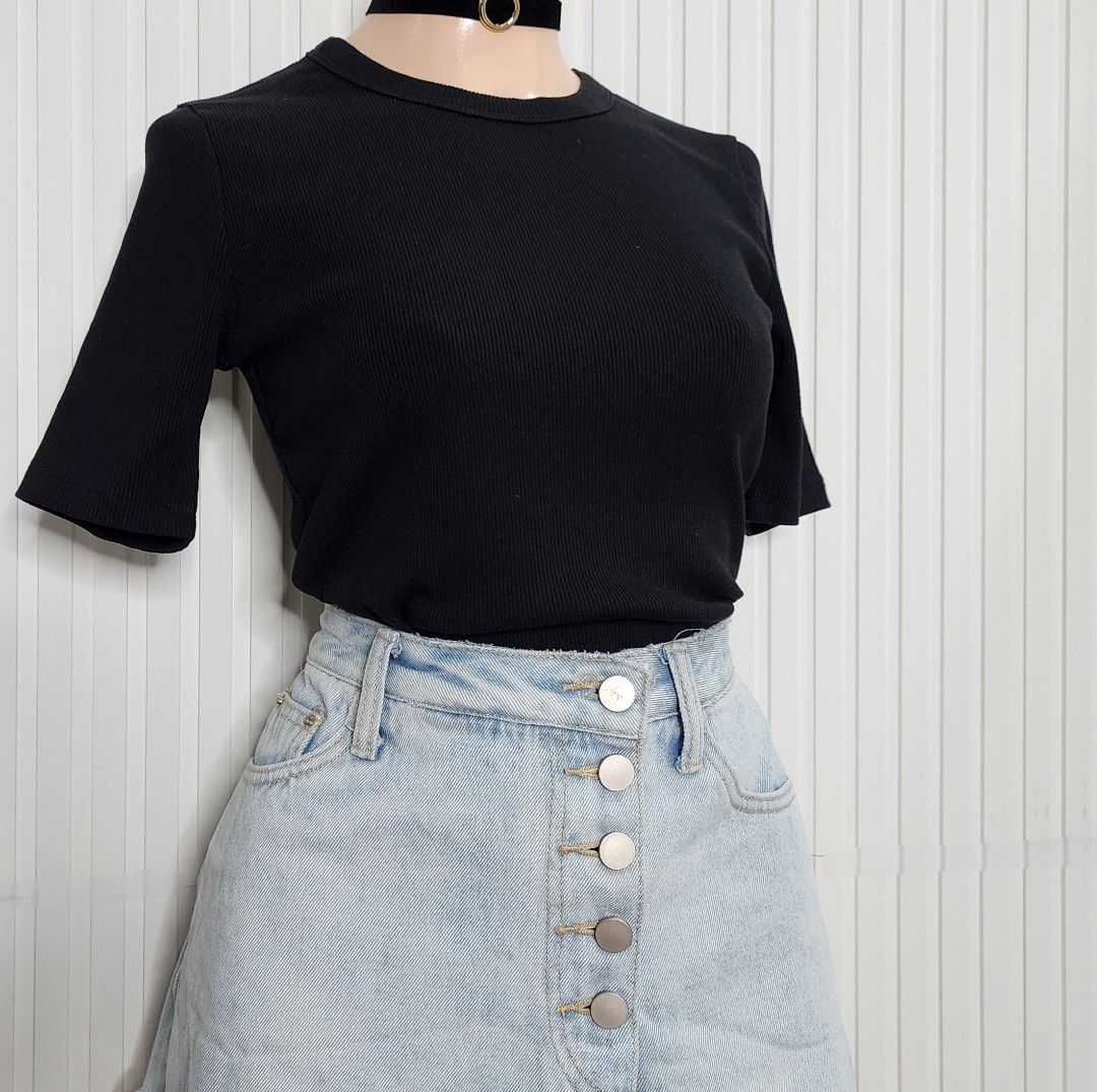 🍰 GU. 🍰 Black ribbed top 🍰 Medium (S on tag) 🍰 B: 35in 🍰 Stretchy 🍰 400php 🍰 (Category: Blouses) located in Paranaque City. Submitted by zunao_wearables (Listing ID 1462541621, Image 3). Description: 🍰 GU. 🍰 Black ribbed top 🍰 Medium (S on tag) 🍰 B: 35in 🍰 Stretchy 🍰 400php 🍰.