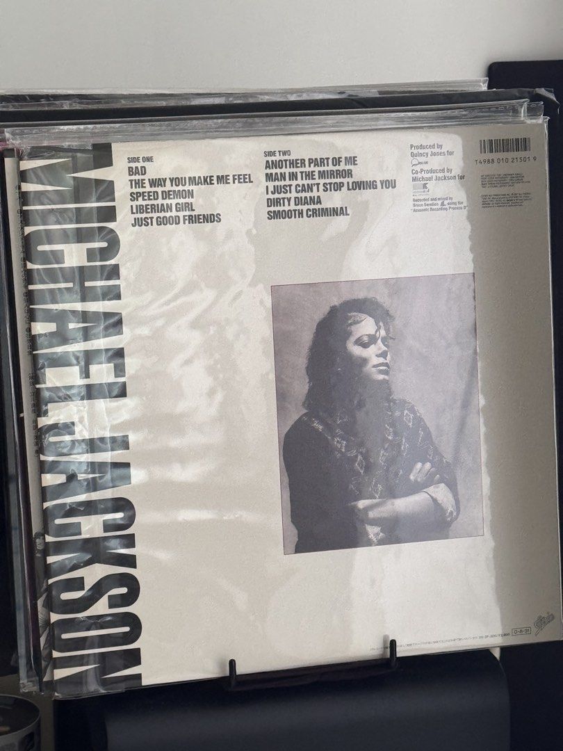 日本版 Michael Jackson BAD Vinyl Record LP （分類：音樂與媒體 - 黑膠碟）位於 Hong Kong。 由 diamondhands 提交（商品編號 1462451835，圖片 2）。簡介： Michael Jackson's iconic BAD album on vinyl. Features all the classic hits. Great addition to any music collection. Japanese pressing. Includes original inner sleeve and outer protective cover.。