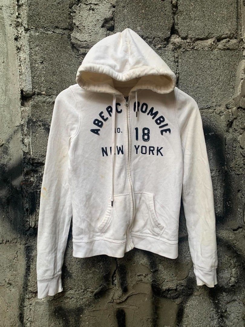 abercrombie zipped (Category: Coats, Jackets and Outerwear) located in Davao. Submitted by terrencefinds (Listing ID 1462553292, Image 1). Description: Issue scratch need wash but wash ko muna 1st bago ko i shipped.