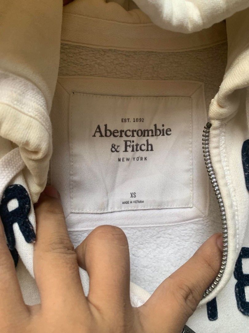 abercrombie zipped (Category: Coats, Jackets and Outerwear) located in Davao. Submitted by terrencefinds (Listing ID 1462553292, Image 3). Description: Issue scratch need wash but wash ko muna 1st bago ko i shipped.