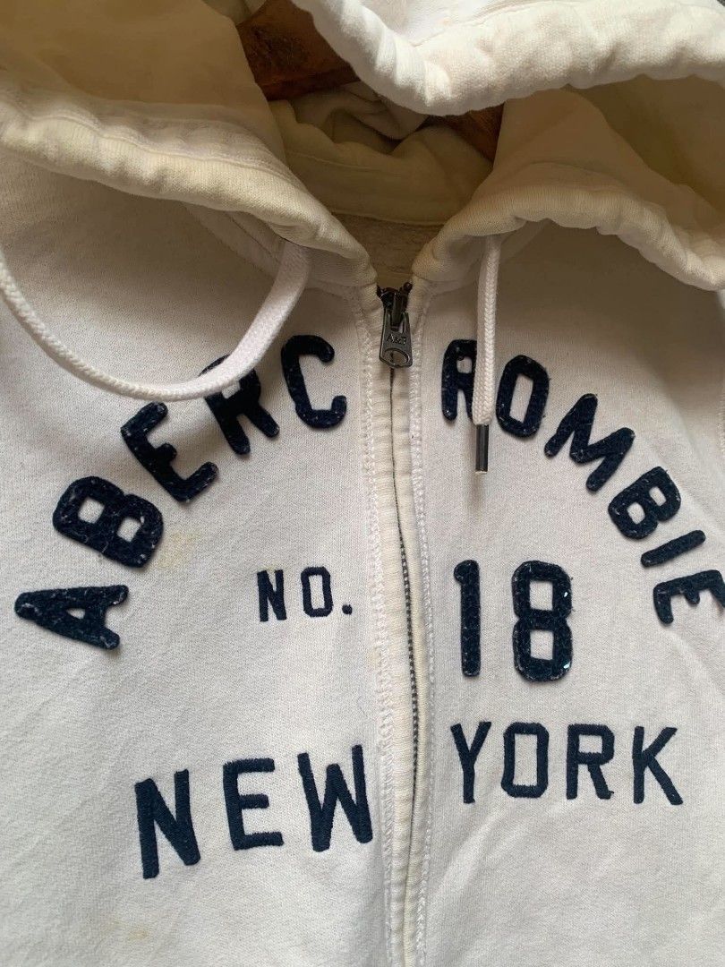 abercrombie zipped (Category: Coats, Jackets and Outerwear) located in Davao. Submitted by terrencefinds (Listing ID 1462553292, Image 2). Description: Issue scratch need wash but wash ko muna 1st bago ko i shipped.
