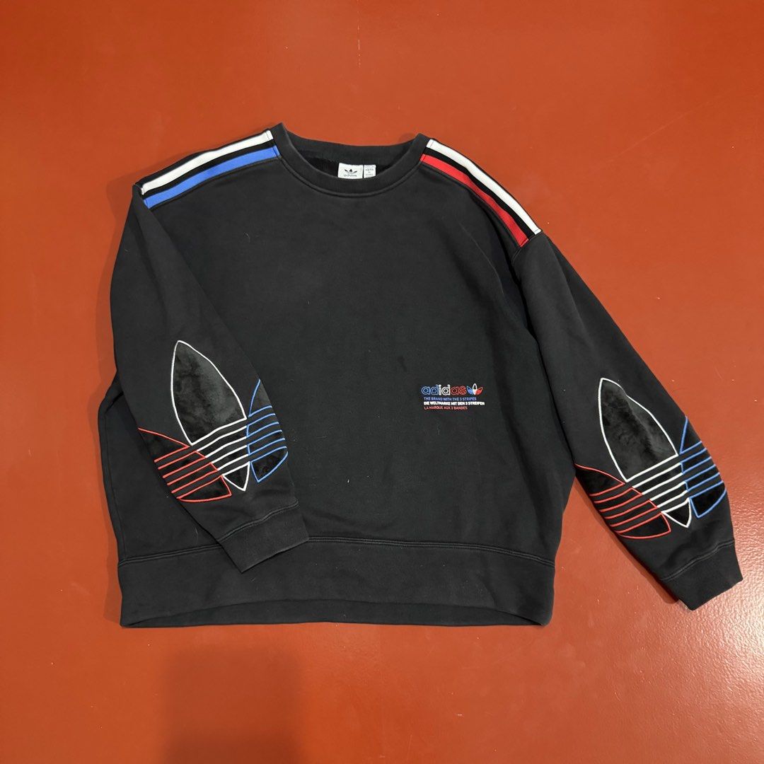ADIDAS PULLOVER (Category: Coats, Jackets and Outerwear) located in Pasig City. Submitted by buzzthrifty (Listing ID 1462614756, Image 1). Description: SIZE L-XL OVERSIZED EXCELLENT CONDITION .