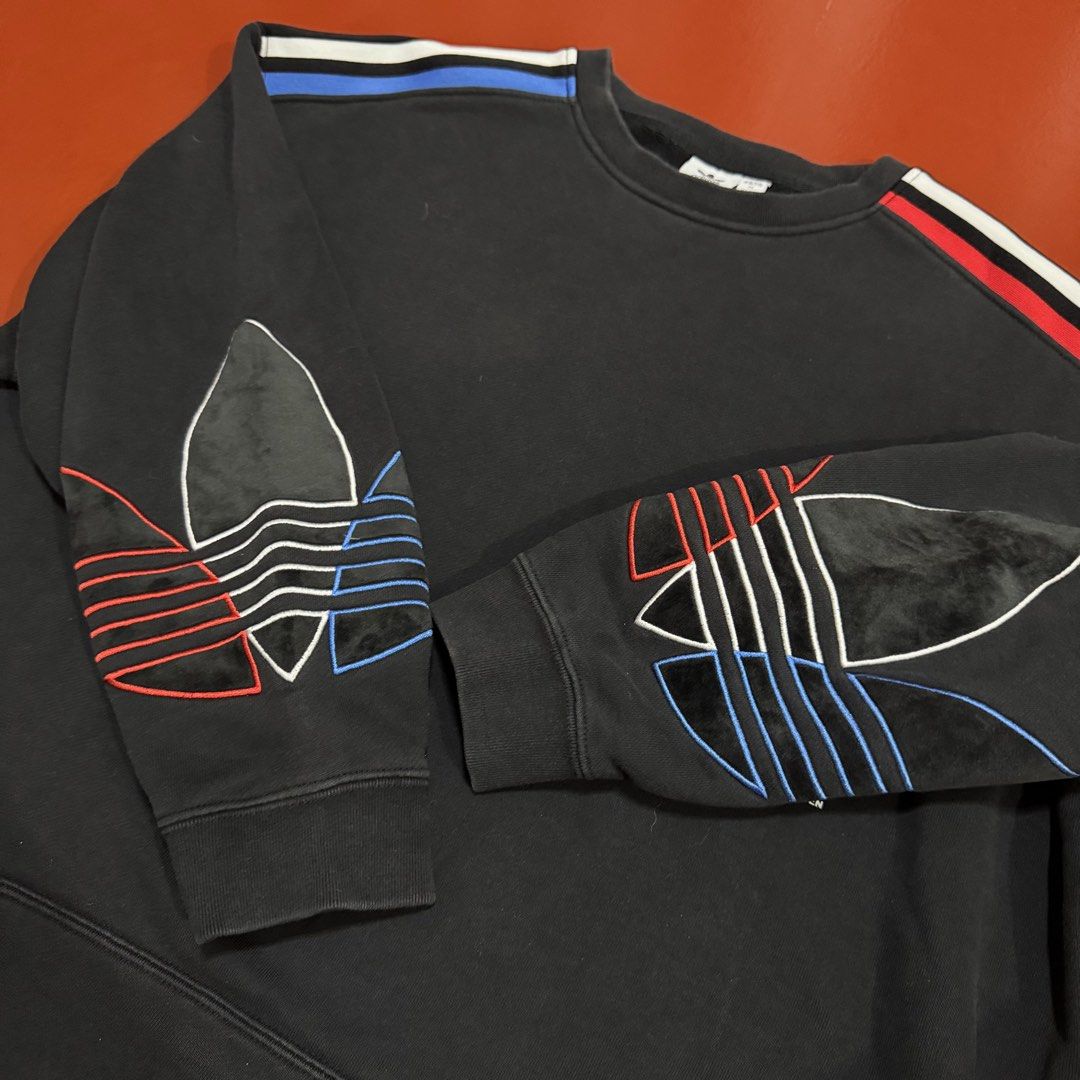 ADIDAS PULLOVER (Category: Coats, Jackets and Outerwear) located in Pasig City. Submitted by buzzthrifty (Listing ID 1462614756, Image 2). Description: SIZE L-XL OVERSIZED EXCELLENT CONDITION .