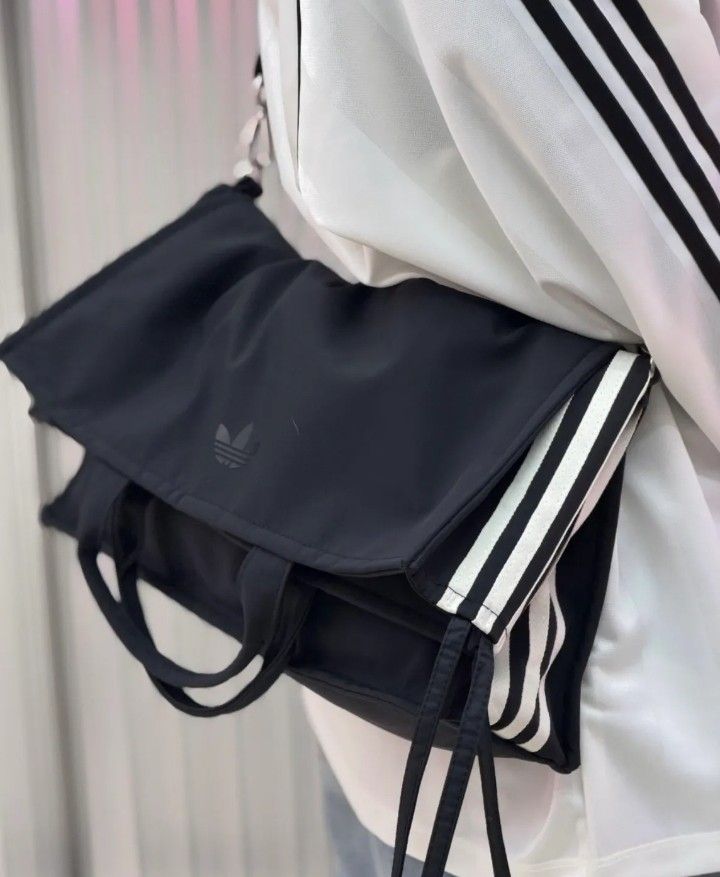 Adidas Tote & Sling bag (Category: Luxury Bags & Wallets) located in Manila. Submitted by avenuefinds (Listing ID 1462591250, Image 2). Description: 🖤✨ ADIDAS TOTE + SLING BAG — ₱1,099 ONLY! ✨ 2-WAY STYLE. 1 BAG. 👜🔥 Carry it as a TOTE or SLING — perfect for everyday fits, errands & travel! ✈️ 💥 ₱1,099 ONLY.