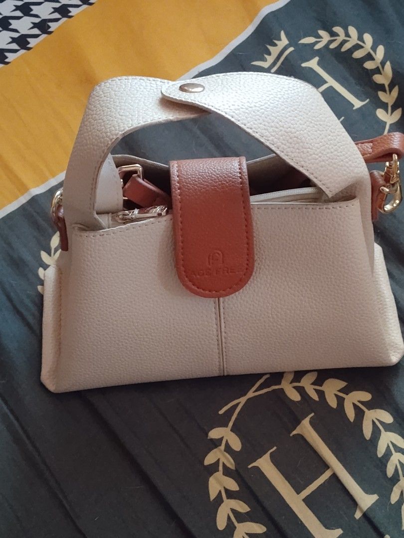 AGE FREE Dumpling Bag Korean Style Apricot (Category: Shoulder Bags) located in Las Pinas. Submitted by livewolf.acddf7 (Listing ID 1462482393, Image 3). Description: - Korean style dumpling bag in apricot color - Main compartment for essentials - Inner zip pocket for secure storage - Detachable strap for versatile carrying - Comes with original dust bag - Ideal for everyday use item + shipping fee gcash pmt.