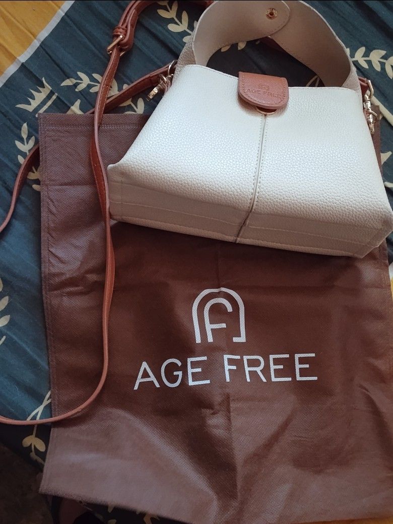 AGE FREE Dumpling Bag Korean Style Apricot (Category: Shoulder Bags) located in Las Pinas. Submitted by livewolf.acddf7 (Listing ID 1462482393, Image 2). Description: - Korean style dumpling bag in apricot color - Main compartment for essentials - Inner zip pocket for secure storage - Detachable strap for versatile carrying - Comes with original dust bag - Ideal for everyday use item + shipping fee gcash pmt.