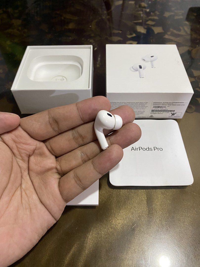 Airpod PRO 2 USB C - LEFT POD ONLY! (Category: Earphones) located in Manila. Submitted by deyb. (Listing ID 1462522977, Image 3). Description: Airpods PRO 2 USB C LEFT POD ONLY! - Pass for low baller -Negotiable slightly Take note: For original Airpods only! For those user who lost there right pod & defect pod. Open for meet up around Metro Manila for Outside Metro Manila we can ship thru LBC - COP(Cash on Pick-up)..