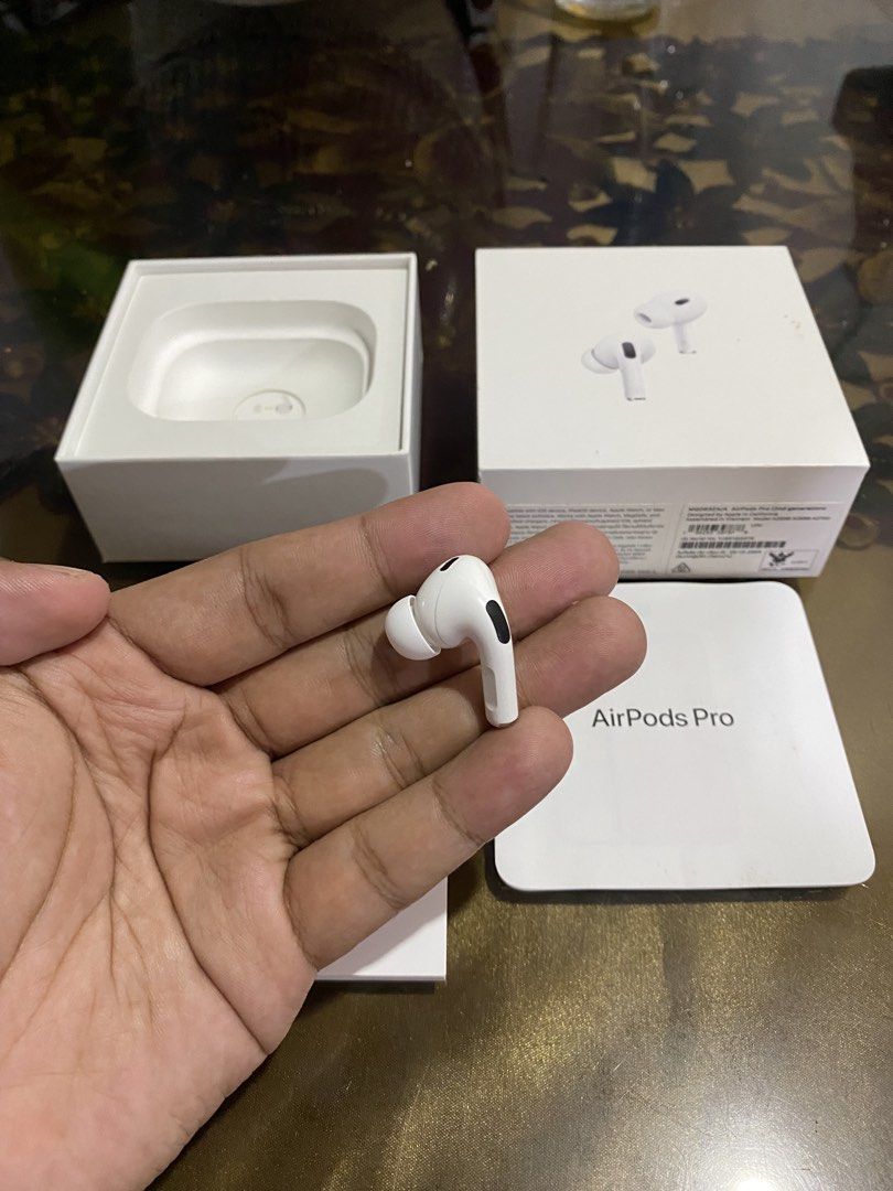 Airpod PRO 2 USB C - LEFT POD ONLY! (Category: Earphones) located in Manila. Submitted by deyb. (Listing ID 1462522977, Image 2). Description: Airpods PRO 2 USB C LEFT POD ONLY! - Pass for low baller -Negotiable slightly Take note: For original Airpods only! For those user who lost there right pod & defect pod. Open for meet up around Metro Manila for Outside Metro Manila we can ship thru LBC - COP(Cash on Pick-up)..