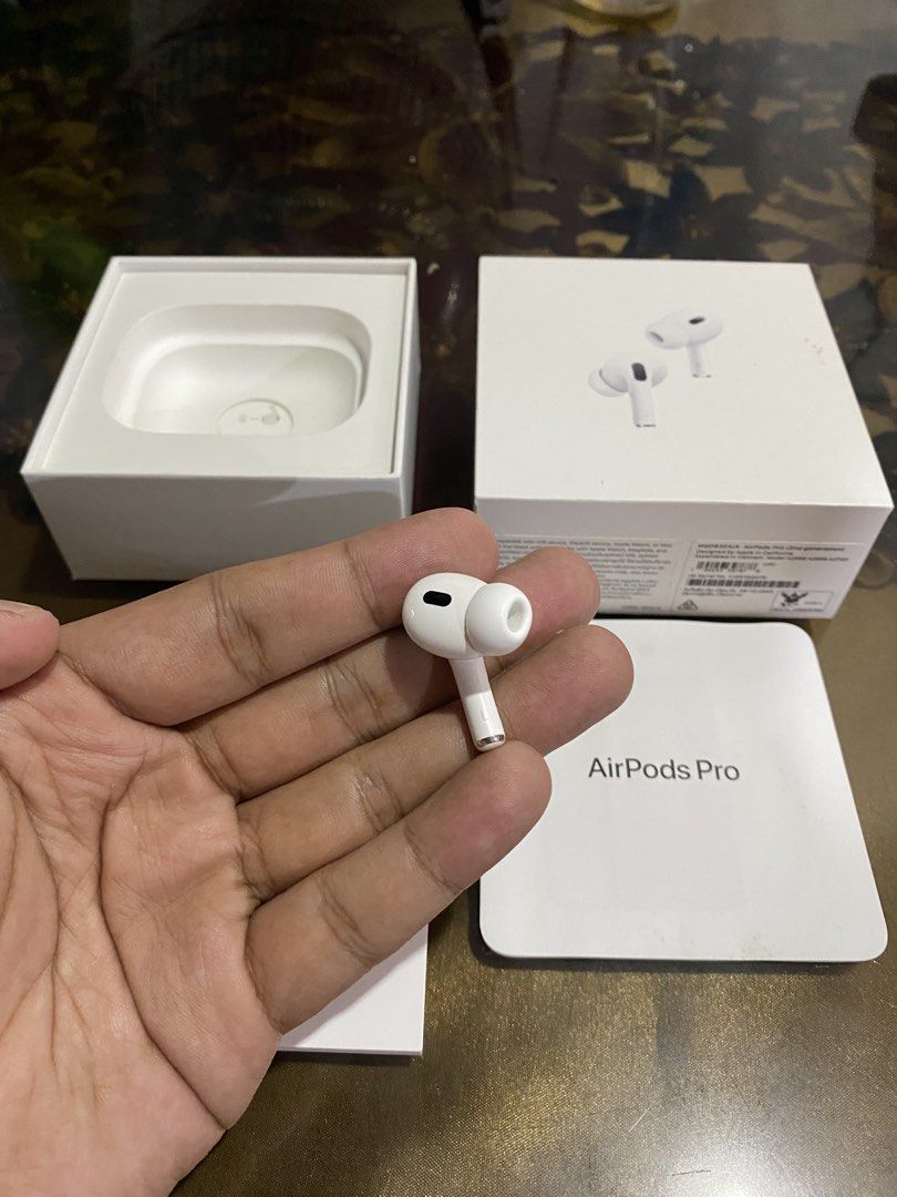 Airpod PRO 2 USB C - LEFT POD ONLY! (Category: Earphones) located in Manila. Submitted by deyb. (Listing ID 1462522977, Image 1). Description: Airpods PRO 2 USB C LEFT POD ONLY! - Pass for low baller -Negotiable slightly Take note: For original Airpods only! For those user who lost there right pod & defect pod. Open for meet up around Metro Manila for Outside Metro Manila we can ship thru LBC - COP(Cash on Pick-up)..