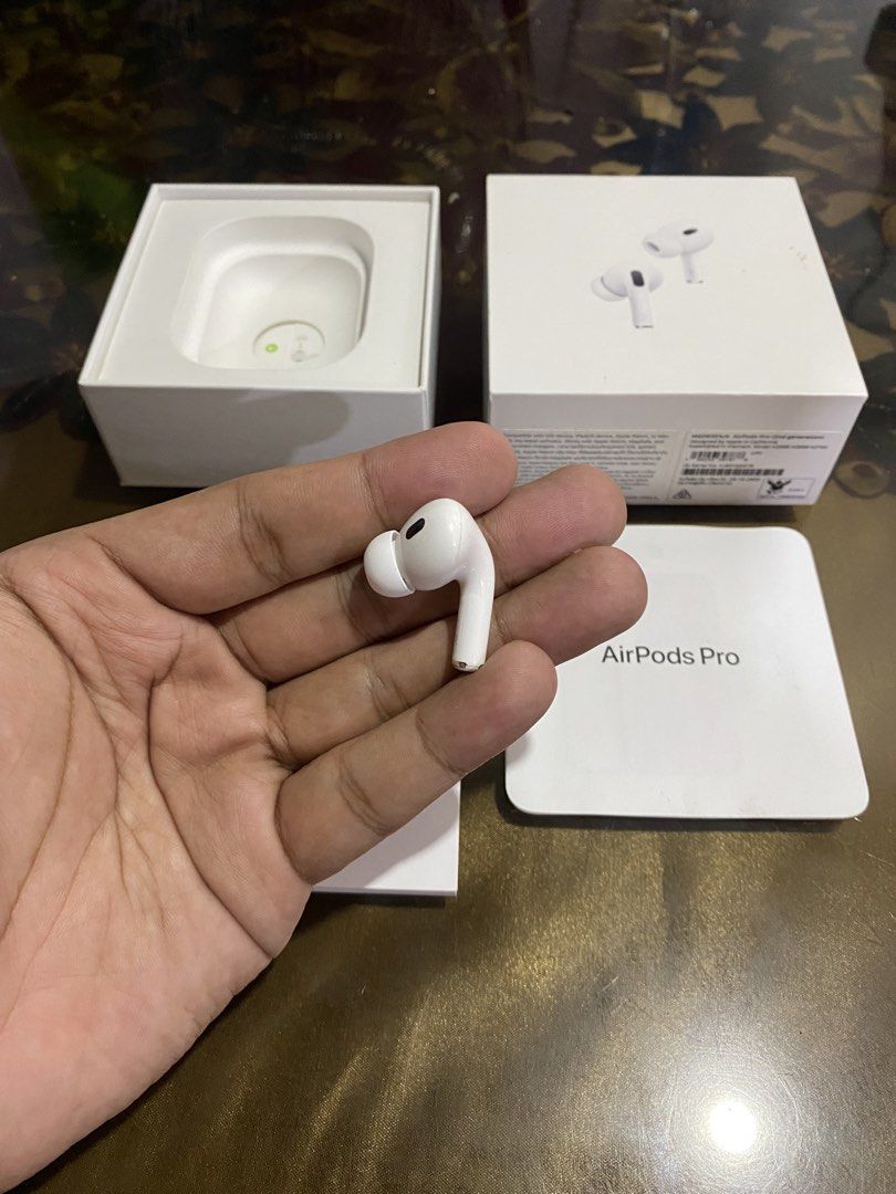 Airpod PRO 2 USB C - RIGHT POD ONLY! (Category: Earphones) located in Manila. Submitted by deyb. (Listing ID 1462522247, Image 3). Description: Airpods PRO 2 USB C RIGHT POD ONLY! - Pass for low baller -Negotiable slightly Take note: For original Airpods only! For those user who lost there right pod & defect pod. Open for meet up around Metro Manila for Outside Metro Manila we can ship thru LBC - COP(Cash on Pick-up)..