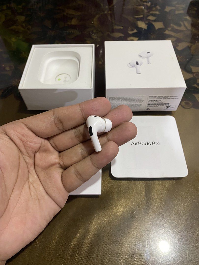 Airpod PRO 2 USB C - RIGHT POD ONLY! (Category: Earphones) located in Manila. Submitted by deyb. (Listing ID 1462522247, Image 2). Description: Airpods PRO 2 USB C RIGHT POD ONLY! - Pass for low baller -Negotiable slightly Take note: For original Airpods only! For those user who lost there right pod & defect pod. Open for meet up around Metro Manila for Outside Metro Manila we can ship thru LBC - COP(Cash on Pick-up)..