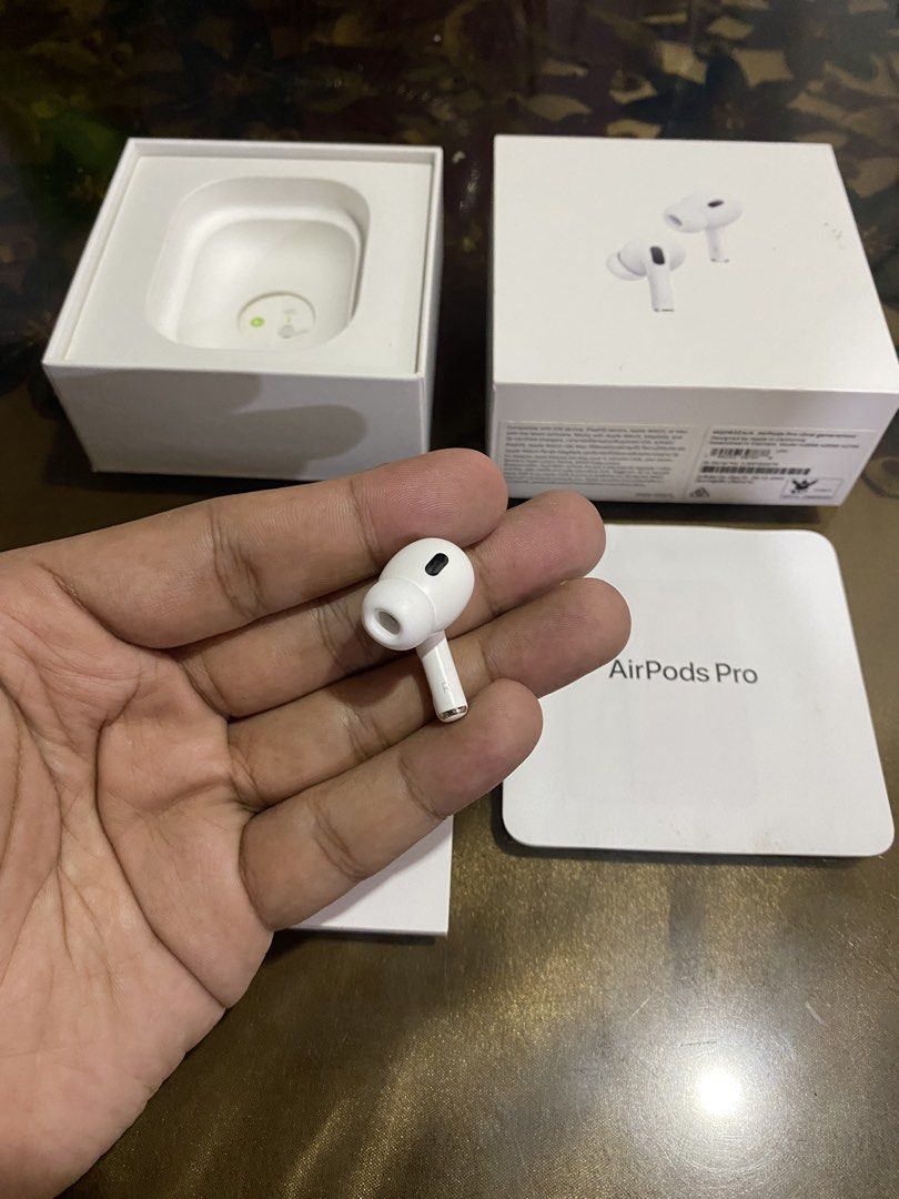 Airpod PRO 2 USB C - RIGHT POD ONLY! (Category: Earphones) located in Manila. Submitted by deyb. (Listing ID 1462522247, Image 1). Description: Airpods PRO 2 USB C RIGHT POD ONLY! - Pass for low baller -Negotiable slightly Take note: For original Airpods only! For those user who lost there right pod & defect pod. Open for meet up around Metro Manila for Outside Metro Manila we can ship thru LBC - COP(Cash on Pick-up)..