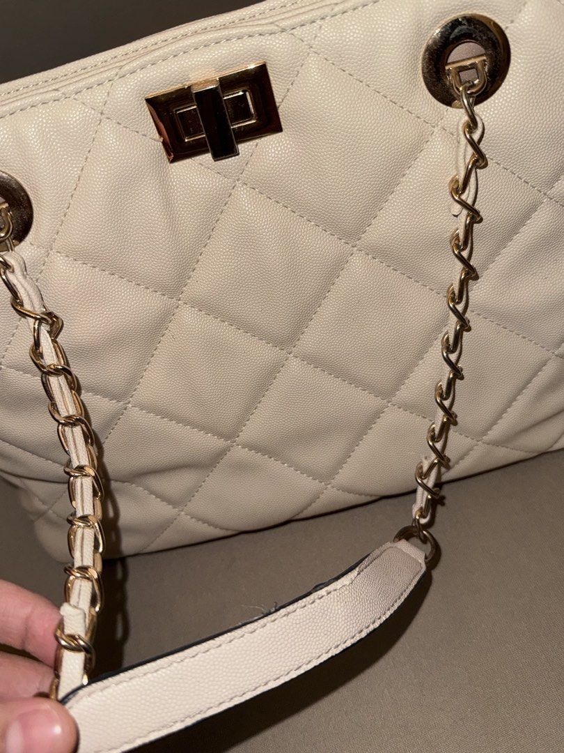 ALBERTO Quilted Chain Tote Bag Cream (Category: Tote Bags) located in Iguig. Submitted by ri_30 (Listing ID 1462489262, Image 3). Description: - Cream quilted tote bag by ALBERTO - Elegant gold chain straps and hardware - Secure turn-lock closure - Interior zip pocket for organization - ALBERTO logo lining - Spacious enough for daily essentials - Ideal for work or casual outings.
