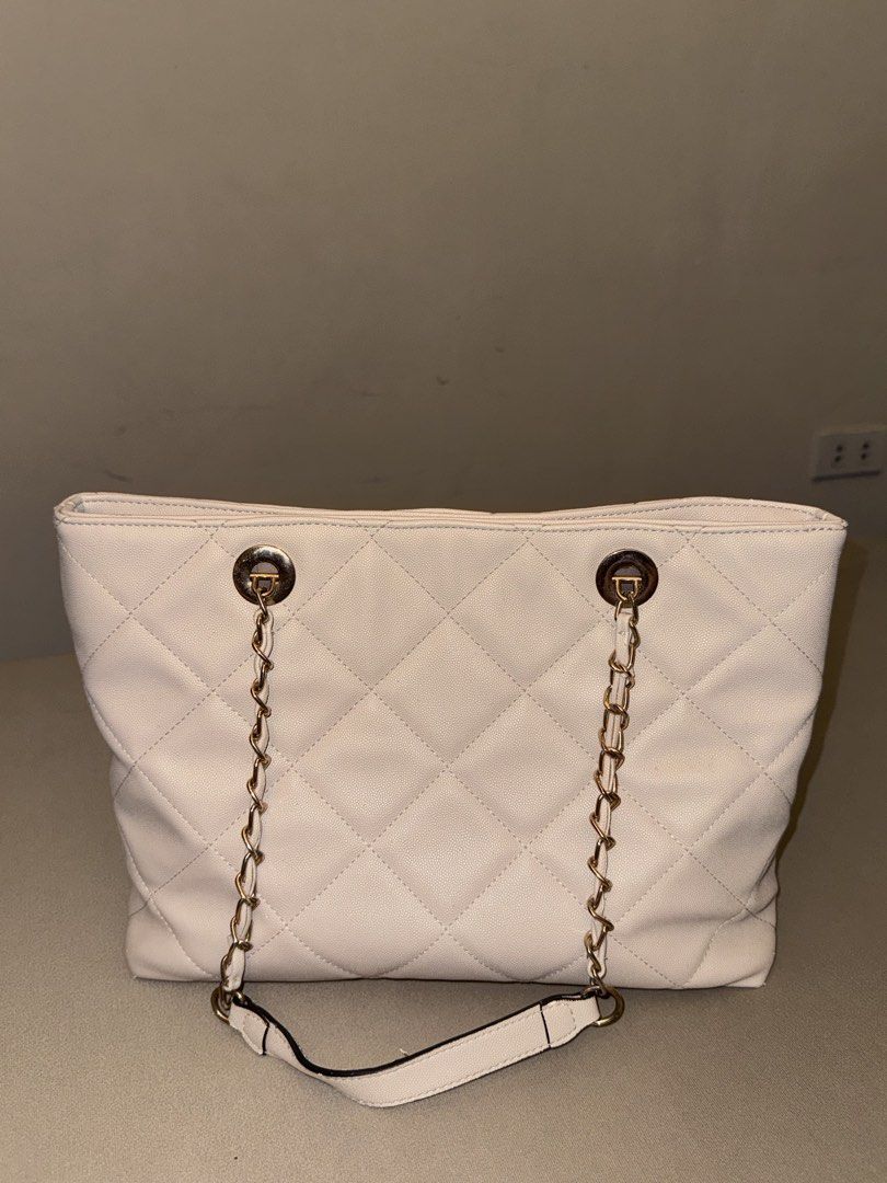 ALBERTO Quilted Chain Tote Bag Cream (Category: Tote Bags) located in Iguig. Submitted by ri_30 (Listing ID 1462489262, Image 2). Description: - Cream quilted tote bag by ALBERTO - Elegant gold chain straps and hardware - Secure turn-lock closure - Interior zip pocket for organization - ALBERTO logo lining - Spacious enough for daily essentials - Ideal for work or casual outings.