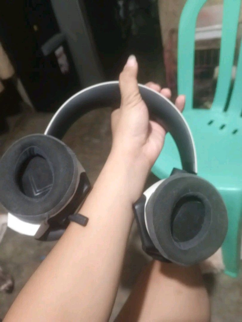 ALIENWARE HEADSET H2001 (Category: Headphones & Headsets) located in Quezon City. Submitted by drsjynam (Listing ID 1462568220, Image 1). Description: FS: ALIENWARE HEADSET H2001 WIRELESS BLUETOOTH HEADSET OR WIRED CONNECTION PWDE. MERON NA NAKAKABIT NA AW521BR RECEIVER FOR BLUETOOTH. ISSUE: Wala na syang wired cable kaya naka wireless Bluetooth receiver. may scratch and dents at yung earfoam nya bakbak (hndi mabaho) pero working. 1.5k fix PM. Qc