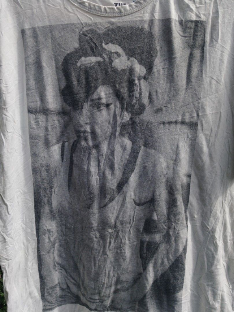Amy Winehouse (Category: Tshirts & Polo Shirts ) located in Legazpi City. Submitted by genobecollectives (Listing ID 1462456563, Image 2). Description: The free banana X Amy Winehouse 400 freeship Xl on tag 21 x 28.5 Very good condition pa Dm📩.