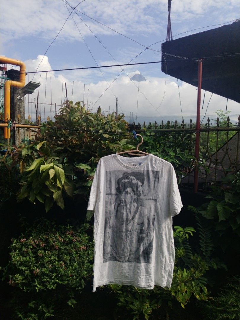 Amy Winehouse (Category: Tshirts & Polo Shirts ) located in Legazpi City. Submitted by genobecollectives (Listing ID 1462456563, Image 1). Description: The free banana X Amy Winehouse 400 freeship Xl on tag 21 x 28.5 Very good condition pa Dm📩.