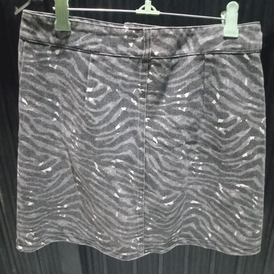 Animal print denim skirt (Category: Skirts) located in Angono. Submitted by thrifted.fashionshop (Listing ID 1462629759, Image 2). Description: Size - 28 Length - 16.5 Fit - small / med *not strechable *soft denim *clean cut *with inner short <NO ISSUES / FLAWS> <COLORS MAY VARY DUE TO LIGHTING> MOP : Gcash only COURIER : Jnt / Lalamove REMINDER : Shipping fee ay hindi kasama sa presyo ng item.
