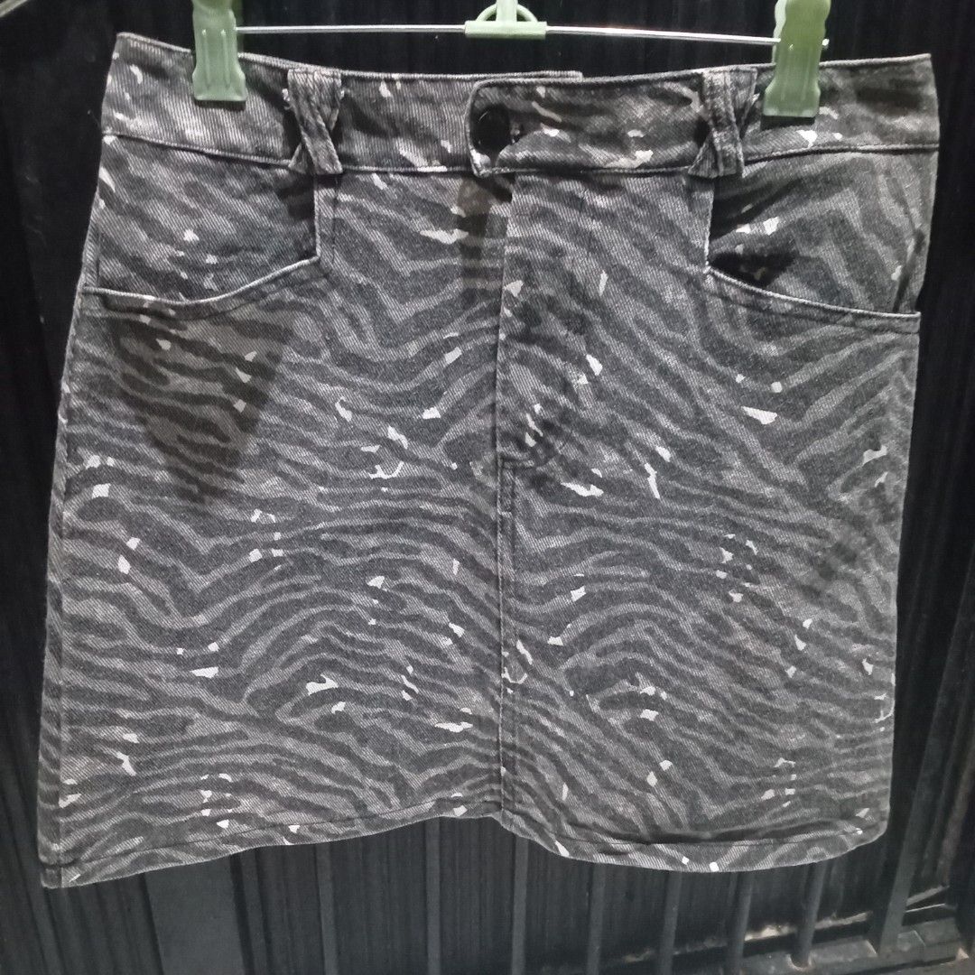 Animal print denim skirt (Category: Skirts) located in Angono. Submitted by thrifted.fashionshop (Listing ID 1462629759, Image 1). Description: Size - 28 Length - 16.5 Fit - small / med *not strechable *soft denim *clean cut *with inner short <NO ISSUES / FLAWS> <COLORS MAY VARY DUE TO LIGHTING> MOP : Gcash only COURIER : Jnt / Lalamove REMINDER : Shipping fee ay hindi kasama sa presyo ng item.