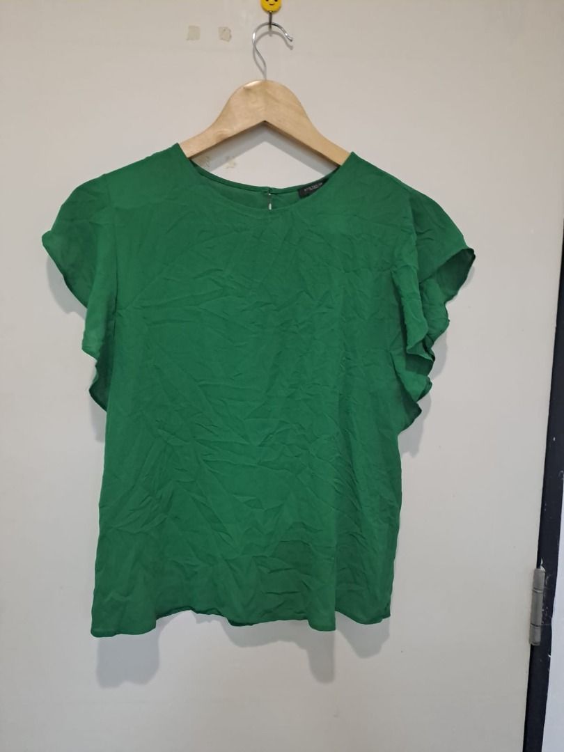Anne Taylor green blouse (Category: Blouses) located in Mandaluyong City. Submitted by epicowl-c93c (Listing ID 1462585334, Image 1). Description: This vibrant green, crew-neck blouse featuring distinctive layered flutter sleeves is a versatile statement piece. by Anne TaylorIts bold Kelly green hue and flowing silhouette allow it to shift seamlessly between polished professional settings and effortless casual looks. .