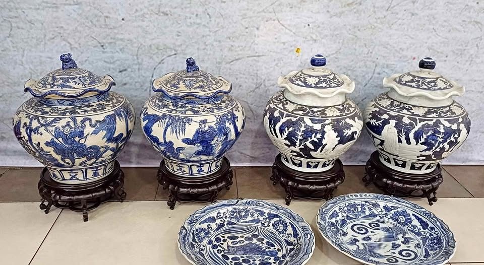 Antique porcelain jar (Category: Vases & Decorative Bowls) located in Manila. Submitted by thrifty.sh0p (Listing ID 1462653289, Image 1). Description: Antique blue and white Porcelain jar with stand Embossed Pm if interested..