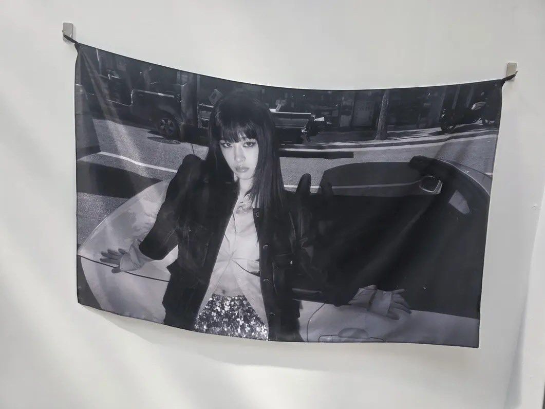 ive yujin wonyoung展 fabric poster 現貨 （分類：韓流周邊）位於 Hong Kong。 由 cchaos 提交（商品編號 1462467929，圖片 3）。簡介： An-young展 fabric poster 香港現貨 Yujin (colour ver) Yujin (b/w 黑白ver) Wonyoung (colour ver) Wonyoung (b/w 黑白ver) $240@1 Sf/面交 有意dm。