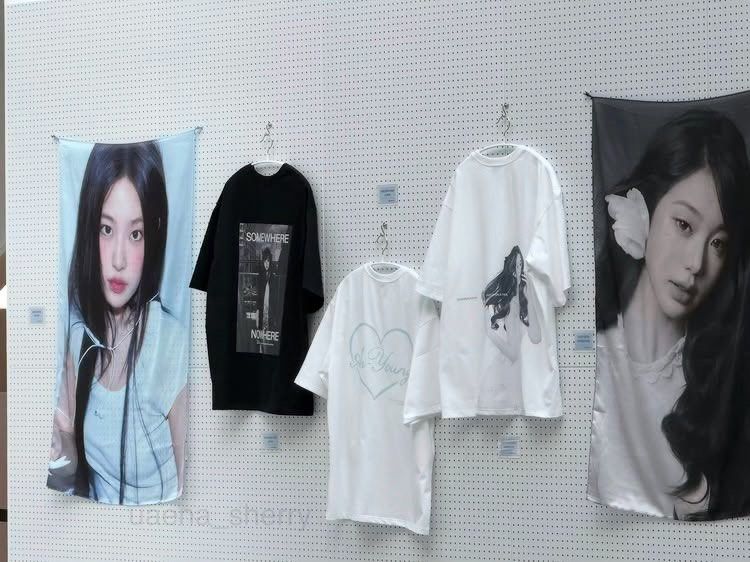 ive yujin wonyoung展 fabric poster 現貨 （分類：韓流周邊）位於 Hong Kong。 由 cchaos 提交（商品編號 1462467929，圖片 2）。簡介： An-young展 fabric poster 香港現貨 Yujin (colour ver) Yujin (b/w 黑白ver) Wonyoung (colour ver) Wonyoung (b/w 黑白ver) $240@1 Sf/面交 有意dm。