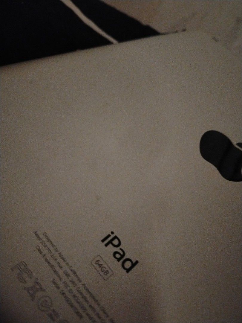 Apple iPad2 白色 wifi 64GB （分類：平板電腦 - iPad）位於 Hong Kong。 由 bruceko0202 提交（商品編號 1462440978，圖片 1）。簡介： 呢部係iPad，白色機身。屏幕顯示正常，操作順暢。適合睇片、上網、玩吓遊戲。機身輕巧，方便攜帶。有興趣嘅朋友可以聯絡我。 Speaker 如開得太太聲會有點拆，其他正常。