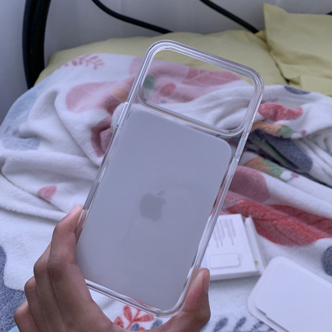 Apple Iphone 17 Pro Max Clear Case with Magsafe (Category: Cases & Sleeves) located in Calamba. Submitted by capriciousss (Listing ID 1462448261, Image 2). Description: negotiable bought last month for ₱3,390 at the loop with original box rfs: got a different phone case.
