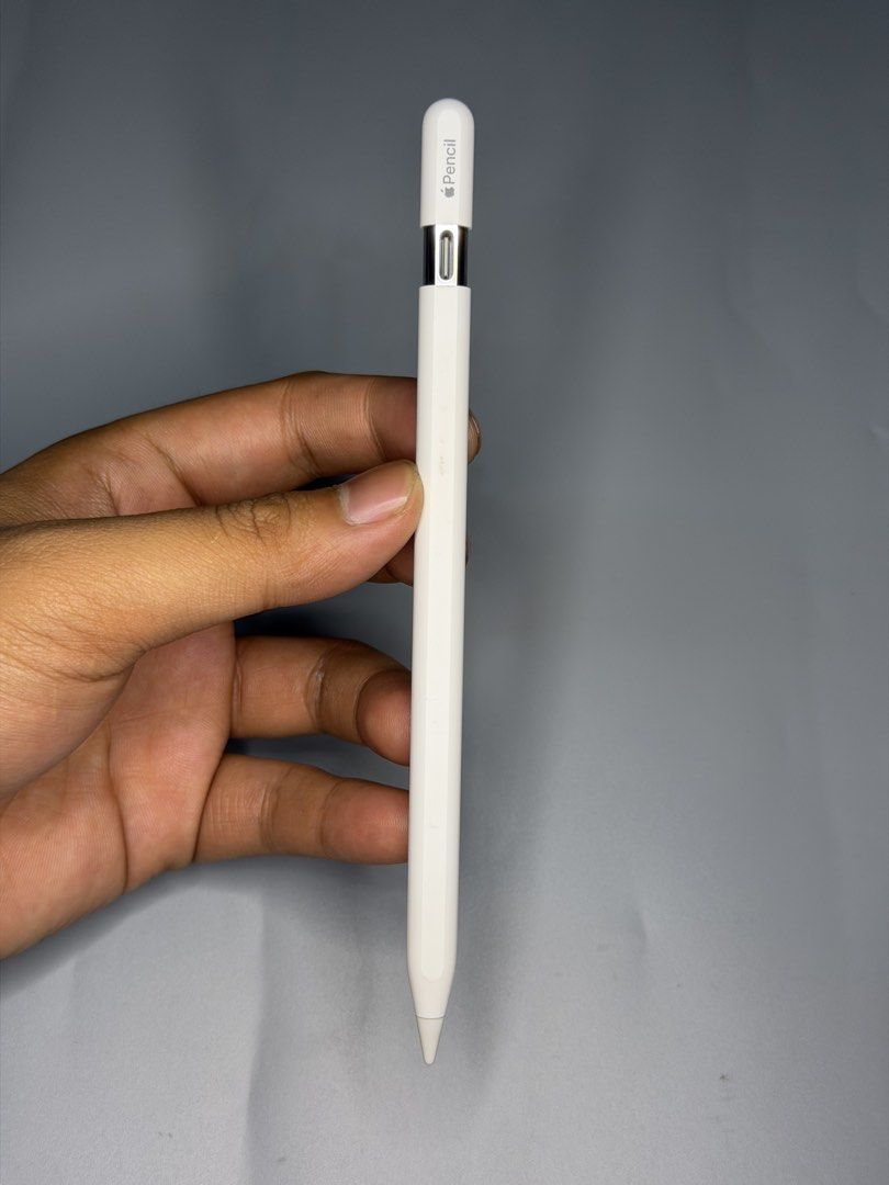 Apple Pencil ( USB C ) 2ND GEN ( FIXED PRICE ) (Category: Other Mobile & Gadget Accessories) located in Manila. Submitted by deyb. (Listing ID 1462649567, Image 1). Description: Apple pencil USB C 2nd gen Selling Apple Pencil, pre-owned but in good working condition. ✅ Original Apple ✅ Tested and working ✅ Smooth & responsive writing/drawing ✅ Good battery performance ✅ Clean overall condition ✅ Perfect for notes, drawing, school & work 📌 CONDIT