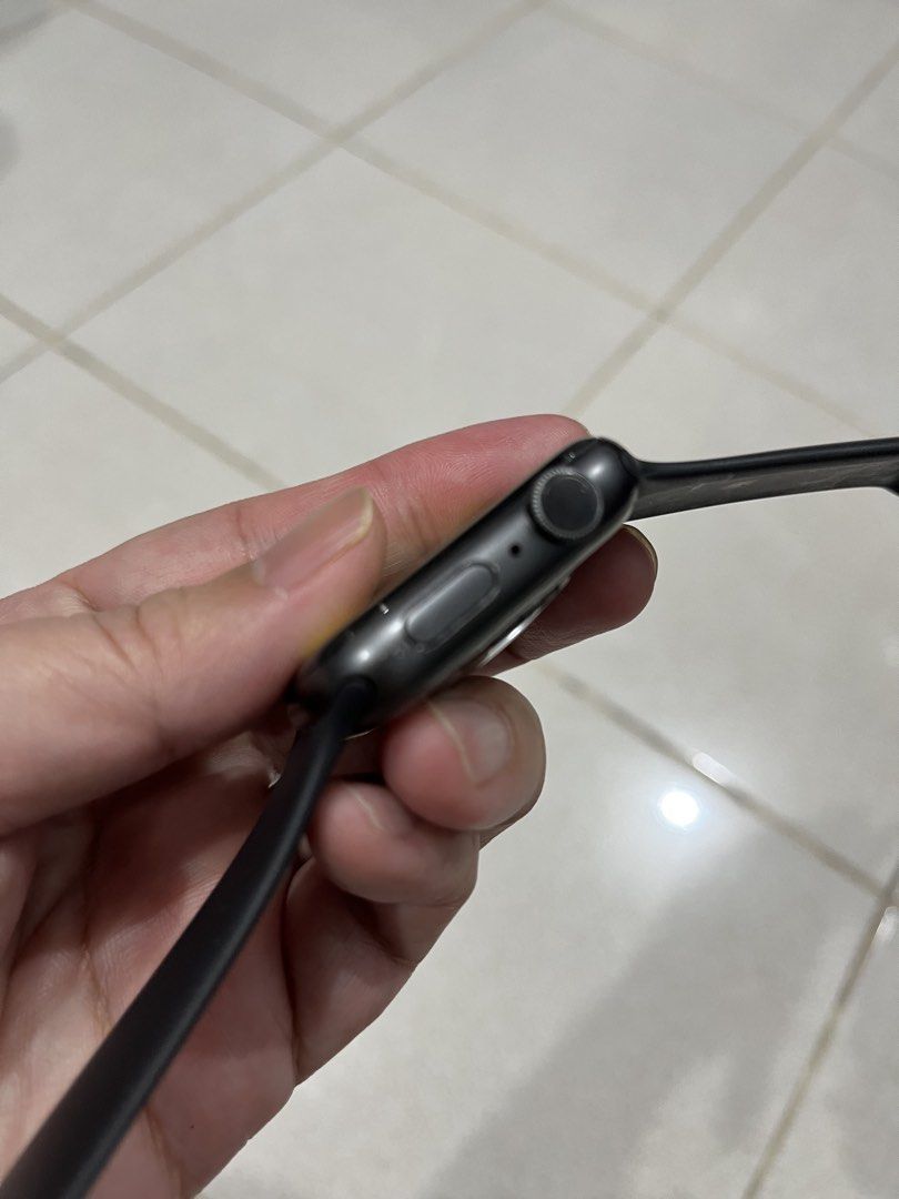 Apple Watch Series 5 (Category: Wearables & Smart Watches) located in Manila. Submitted by willyvertis07 (Listing ID 1462468530, Image 3). Description: Series 5.