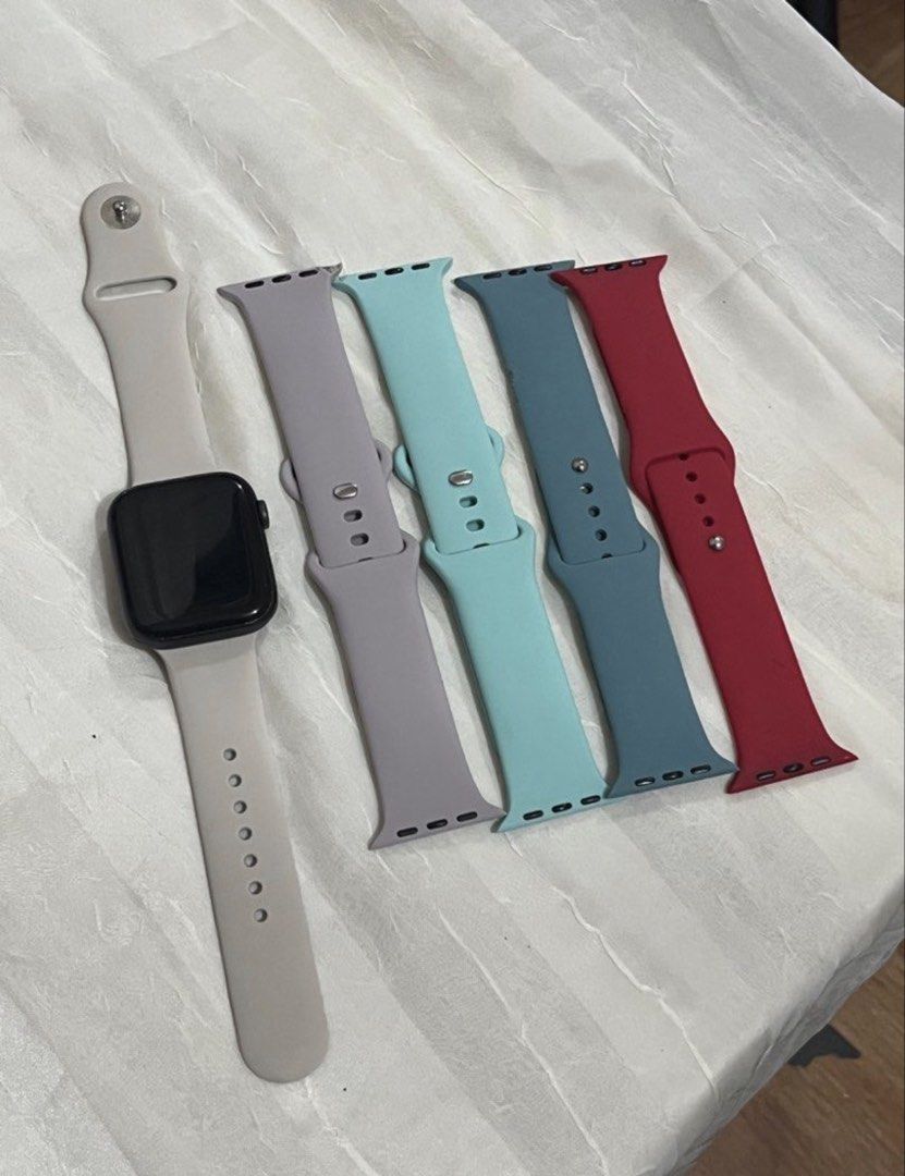 Apple Watch series 5 (Category: Wearables & Smart Watches) located in Marikina City. Submitted by thewardrobemnl (Listing ID 1462560617, Image 2). Description: 40mm Color: Black no unit issue minimal scratches on sides .