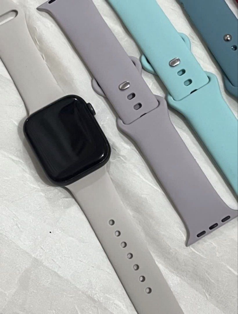 Apple Watch series 5 (Category: Wearables & Smart Watches) located in Marikina City. Submitted by thewardrobemnl (Listing ID 1462560617, Image 1). Description: 40mm Color: Black no unit issue minimal scratches on sides .