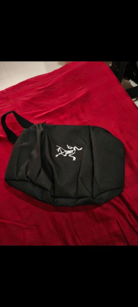 Arc'teryx Waist Bag Black (Category: Luxury Bags & Wallets) located in Cebu City. Submitted by dediosmark83726 (Listing ID 1462527667, Image 1). Description: - Black Arc'teryx waist bag - Main compartment and smaller front pocket - Breathable mesh back - Adjustable strap for a comfortable fit - Ideal for carrying essentials on the go - Great for everyday use or travel.