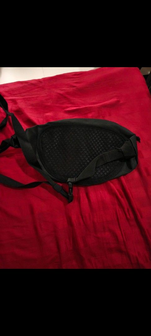 Arc'teryx Waist Bag Black (Category: Luxury Bags & Wallets) located in Cebu City. Submitted by dediosmark83726 (Listing ID 1462527667, Image 2). Description: - Black Arc'teryx waist bag - Main compartment and smaller front pocket - Breathable mesh back - Adjustable strap for a comfortable fit - Ideal for carrying essentials on the go - Great for everyday use or travel.