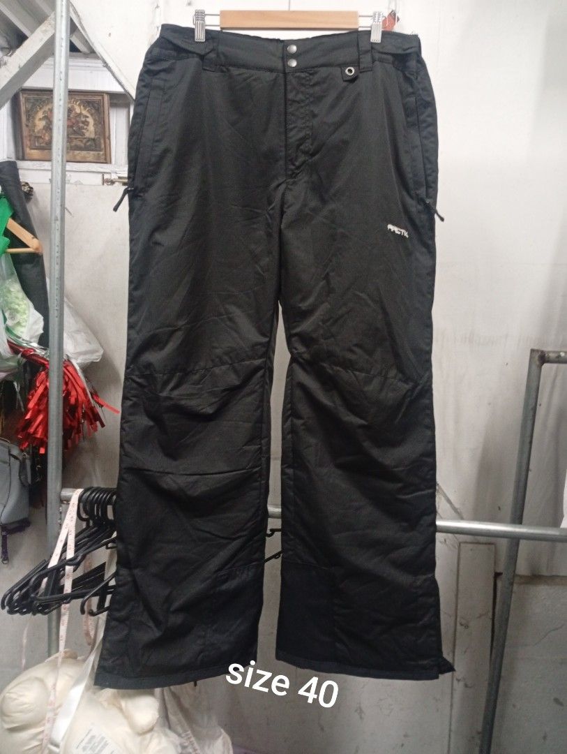 Arctix Black Ski Pants Regular Fit Men's Size L (Category: Trousers) located in Manila. Submitted by annemanzano120906 (Listing ID 1462552735, Image 1). Description: - Brand: Arctix - Type: Ski Pants - Gender: Men's - Fit: Regular - Size: L - Material: Durable and warm fabric with smooth inner lining - Features: Elasticated waistband, ankle zippers for boot access - Origin: Made in Bangladesh - Ideal for: Ski trips and cold weather activities.