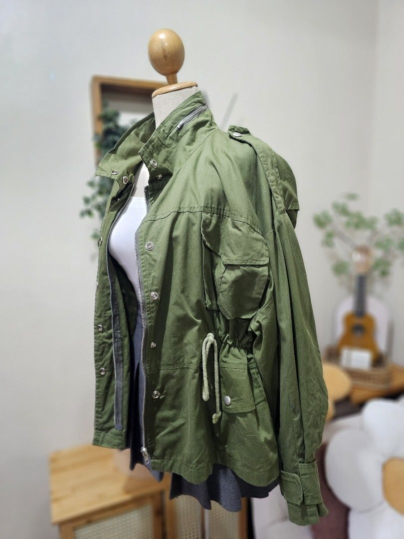 Army green parka jacket (Category: Coats, Jackets and Outerwear) located in Pasig City. Submitted by geesbox (Listing ID 1462461661, Image 3). Description: .