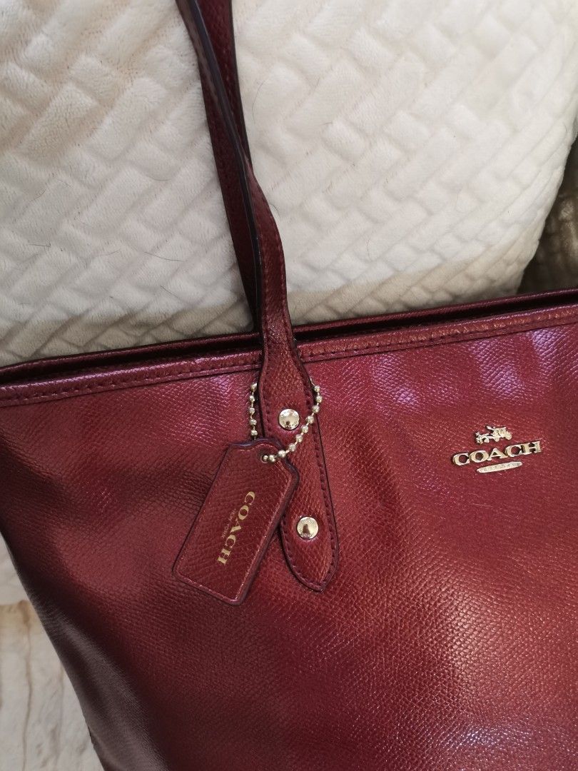 Authentic Coach Maroon bag with dust bag (Category: Shoulder Bags) located in Quezon City. Submitted by closetnikikay (Listing ID 1462440331, Image 1). Description: .