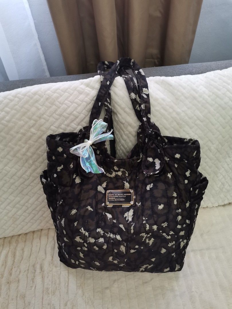 Authentic Marc Jacobs (Category: Shoulder Bags) located in Quezon City. Submitted by closetnikikay (Listing ID 1462443940, Image 1). Description: .
