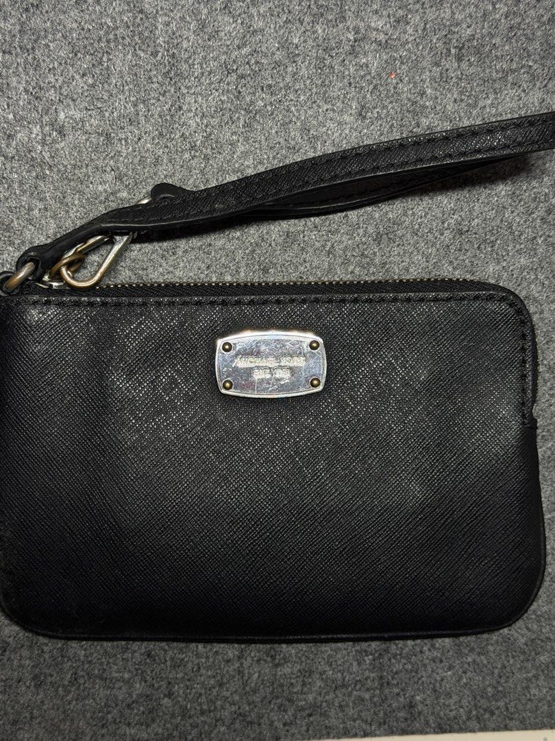 Authentic Michael Kors Wristlet (Category: Wallets & Card holders) located in Santa Rosa. Submitted by prelovedbyhellah (Listing ID 1462611060, Image 1). Description: Pm your offer :) comes with a care card.