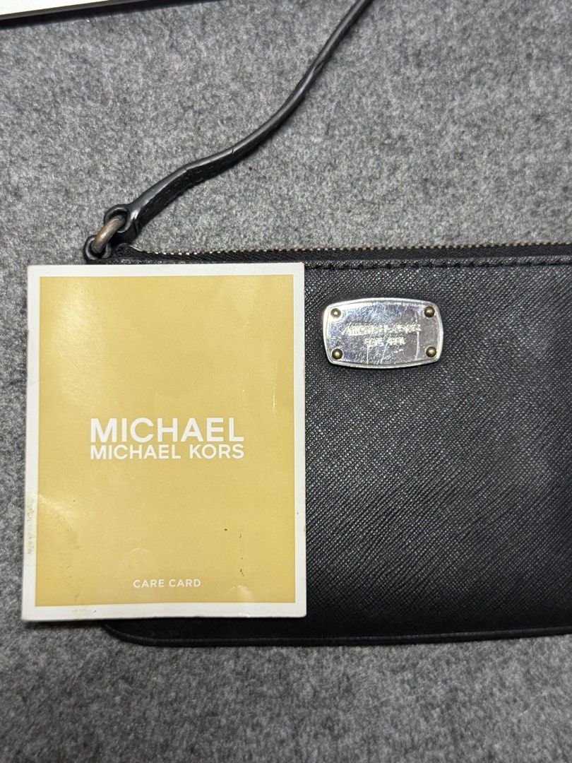 Authentic Michael Kors Wristlet (Category: Wallets & Card holders) located in Santa Rosa. Submitted by prelovedbyhellah (Listing ID 1462611060, Image 3). Description: Pm your offer :) comes with a care card.