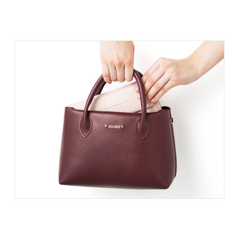 AUTHENTIC SNIDEL JAPAN HANDBAG (Category: Shoulder Bags) located in Binmaley. Submitted by vanilla_style (Listing ID 1462487177, Image 3). Description: 🇯🇵 Premium Japanese brand — elegant & timeless design Color: Rich Burgundy / Wine Red Material: Smooth premium faux leather Features: Gold logo, top zip, (no strap na po) Spacious interior with multiple pockets Excellent preloved condition — looks new! Perfect for daily, office, or semi-formal u