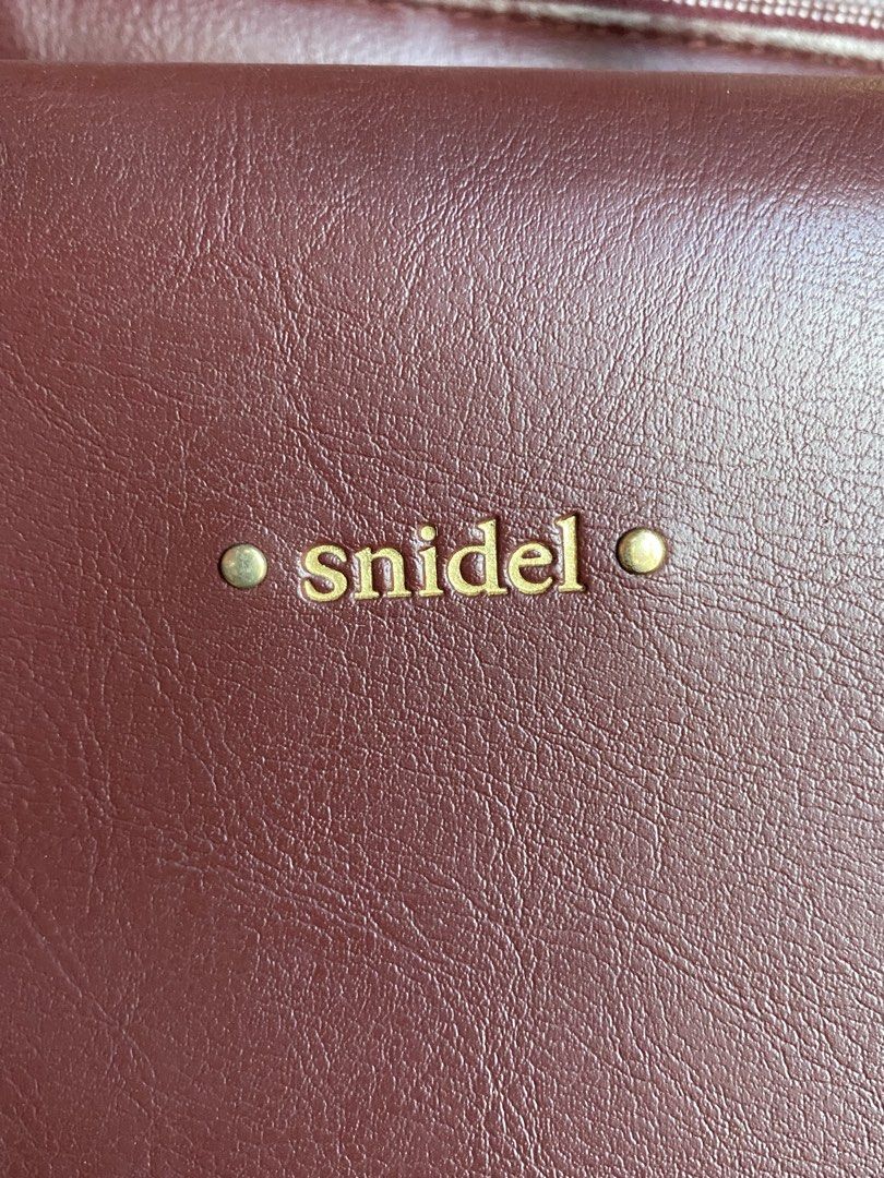 AUTHENTIC SNIDEL JAPAN HANDBAG (Category: Shoulder Bags) located in Binmaley. Submitted by vanilla_style (Listing ID 1462487177, Image 2). Description: 🇯🇵 Premium Japanese brand — elegant & timeless design Color: Rich Burgundy / Wine Red Material: Smooth premium faux leather Features: Gold logo, top zip, (no strap na po) Spacious interior with multiple pockets Excellent preloved condition — looks new! Perfect for daily, office, or semi-formal u