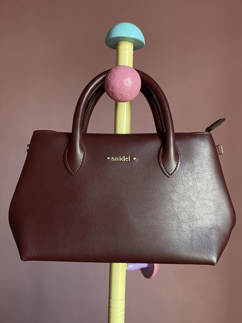 AUTHENTIC SNIDEL JAPAN HANDBAG (Category: Shoulder Bags) located in Binmaley. Submitted by vanilla_style (Listing ID 1462487177, Image 1). Description: 🇯🇵 Premium Japanese brand — elegant & timeless design Color: Rich Burgundy / Wine Red Material: Smooth premium faux leather Features: Gold logo, top zip, (no strap na po) Spacious interior with multiple pockets Excellent preloved condition — looks new! Perfect for daily, office, or semi-formal u