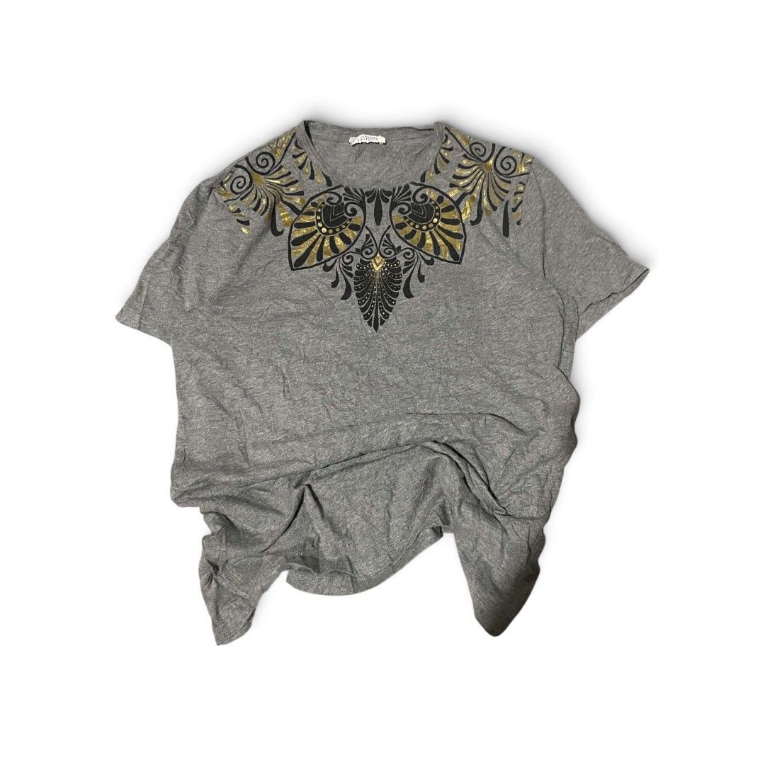 Authentic Versace Collection Womens Grey T-Shirt (Category: Tshirts & Polo Shirts ) located in Santa Cruz. Submitted by pagkaliwag03487 (Listing ID 1462456115, Image 1). Description: - Versace Collection Grey T-Shirt - Striking gold and black print on chest and shoulders - Made in Turkey - Comfortable cotton blend fabric - Authentic, check tag for verification - Perfect statement piece for your wardrobe.