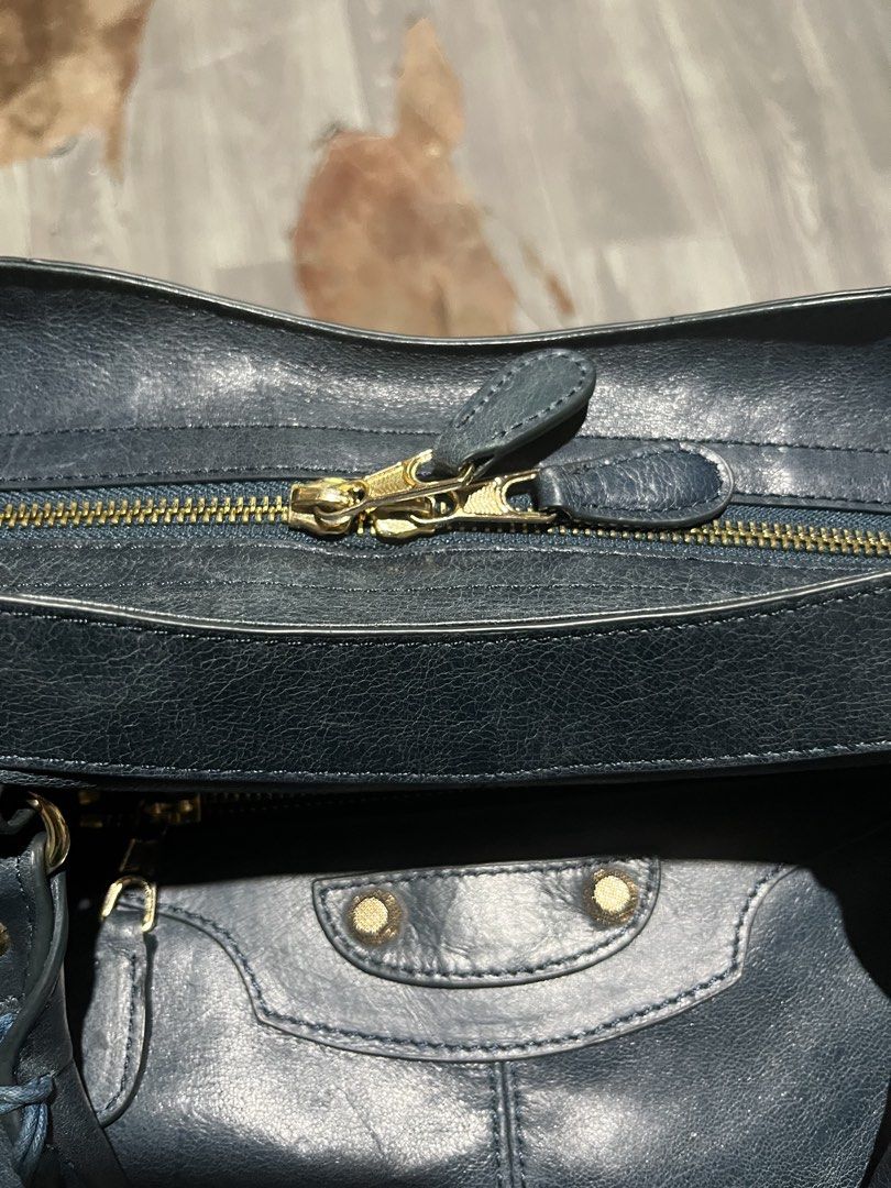 Balenciaga (Category: Tote Bags) located in Del Monte. Submitted by honeyhavyier (Listing ID 1462608600, Image 3). Description: Balenciaga classic.
