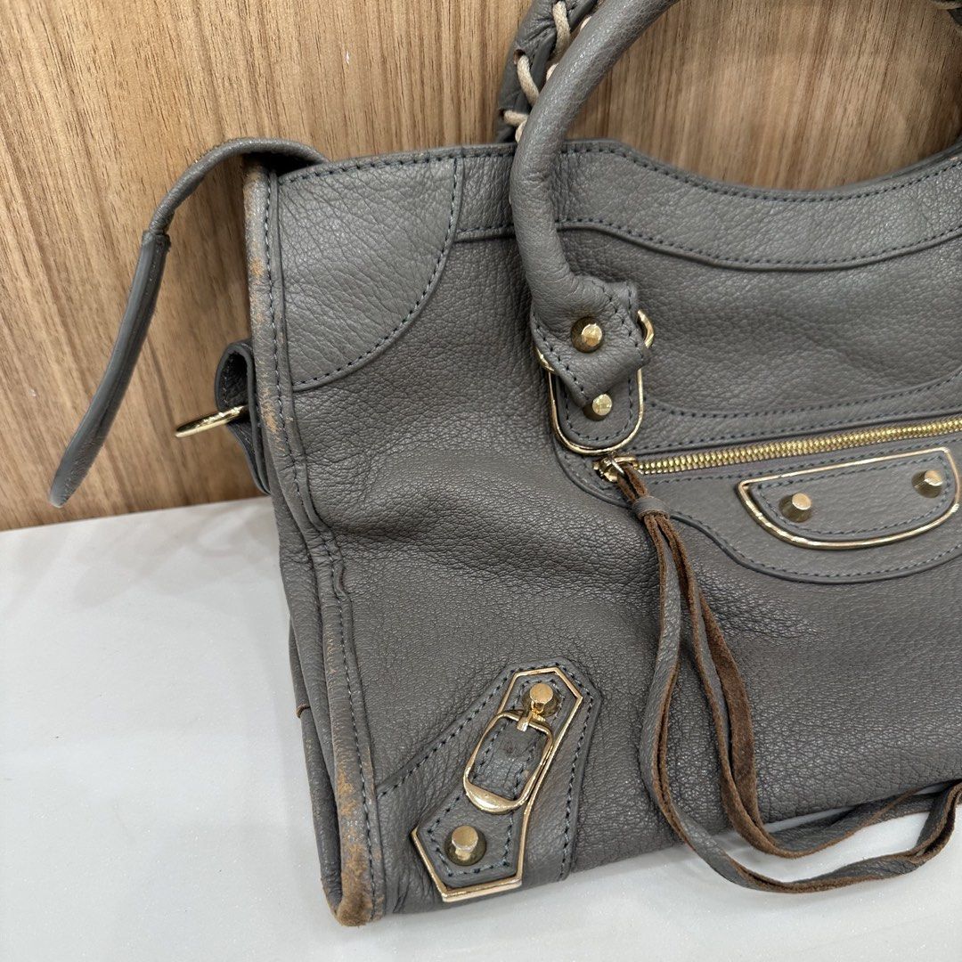 Balenciaga (Category: Luxury Bags & Wallets) located in Taguig. Submitted by chic.botique (Listing ID 1462623618, Image 3). Description: .
